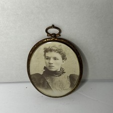 Haunted & Creepy Antique Victorian gold tone Picture brooch Frame