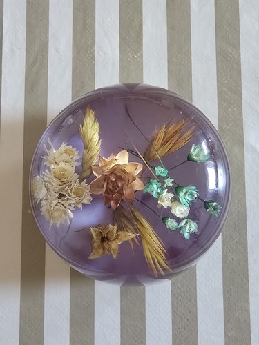 Vintage resin paperweight with - paperweight,