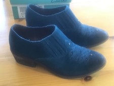 CLARKS WOMEN’S GLOSSY STONE