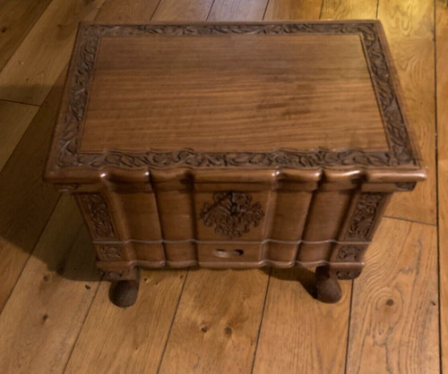 Splendid solid wood chest
