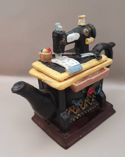 Minature modelled black sewing - minature,