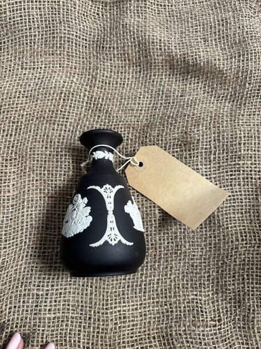 Stunning black wedgwood bud - stunning,
