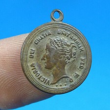 ANTIQUE MEDAL QUEEN VICTORIA OF GREAT BRITAIN DEI GRATIA MILITARY 19TH CENTURY