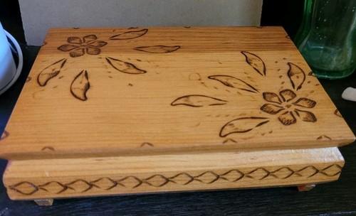 Vintage wooden jewelry box - wooden,