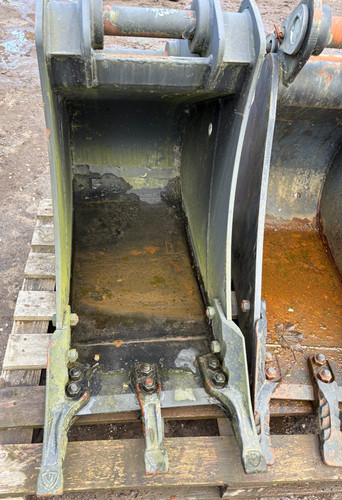 Excavator bucket - 18",