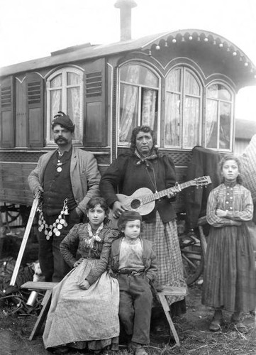 Gypsies travelling circus - of,