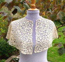 AN ANTIQUE BELGIAN ROSALINE LACE SHAWL COLLAR