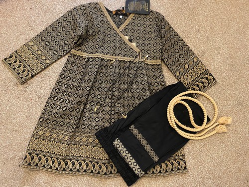 Bnwt girls pakistani - sz,