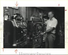 1987 Press Photo Oscar Schneider Shows Off Two of His Old Slot Machines in Texas