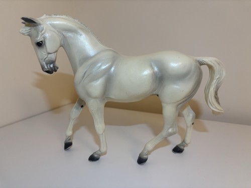 Breyer traditional milton - traditional,