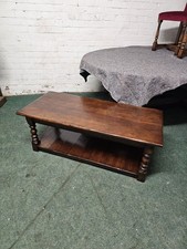 ANTIQUE/REPRODUCTION SOLID OAK COFFEE TABLE/LOUNGE/PLASMA TV STAND WITH SHELF