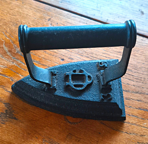 Vintage black cast iron - black,
