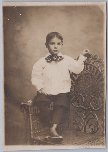 Boy with large bow tie - large,