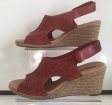 Clarks soft raspberry leather wedge sandals size 6.5 .