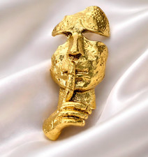 Face brooch the - in,