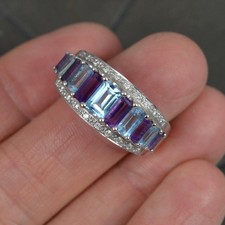 Stylish 18ct White Gold Topaz