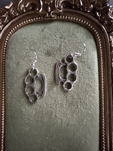 Large brass knuckles - large,