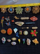 Gorgeous Job Lot of 30 Vintage & Modern BROOCHES ~ 3 Branded inc LISNER & CEJ