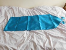 PRE LOVED TEAL TABLE RUNNER & 8 NAPKINS WITH A PATTERN 