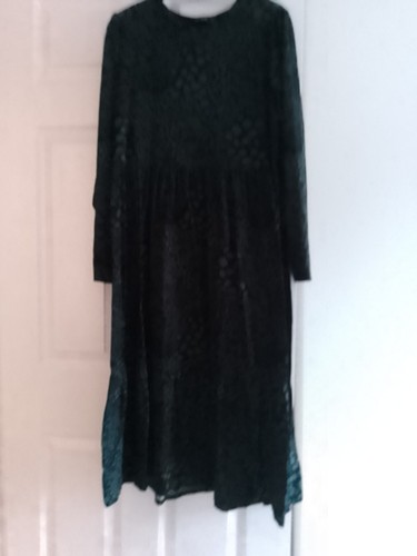 Dark green and black - dark,