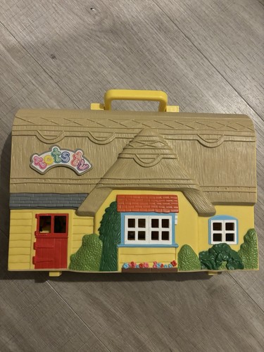 Tots house with figures - tv, 3