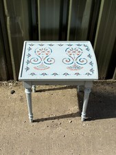 VINTAGE PAINTED DECORATIVE SIDE TABLE WITH FOLK ART FLORAL DESIGN