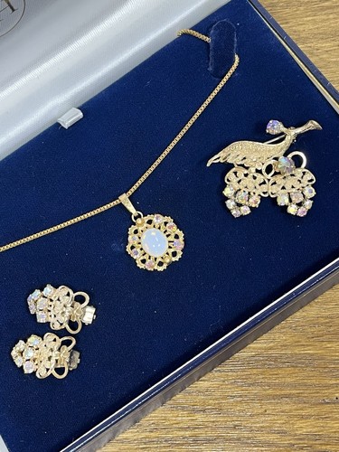 Vintage lightweight jewellery - vintage,