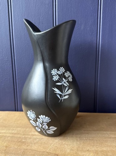 Black and white - and, vase