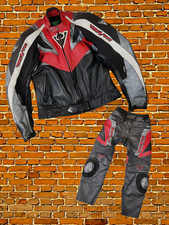 REV'IT! SIZE 52 RED BLACK LEATHER ARMOURED HEAVY MOTORBIKE JACKET & TROUSERS SET