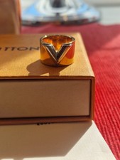 Louis Vuitton Essential V Ring M M61085