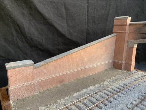 Gauge retaining bridge wing - o,