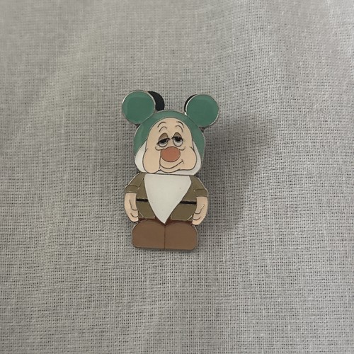 Sleepy vinylmation pin badge - sleepy,