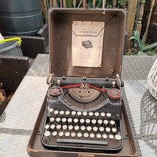 Antique Underwood Portable Typewriter With Case.