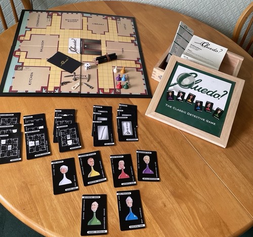 Cluedo set wooden box - cluedo, in