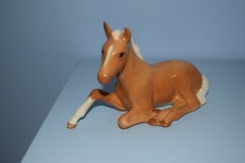 Beswick Foal lying model number 915 "Palomino Disc 1989