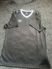 BN boys Umbro black T’shirt age 9 (134)