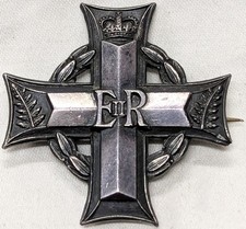 Post WW2 EIIR era New Zealand Memorial Cross badge medal for next of kin