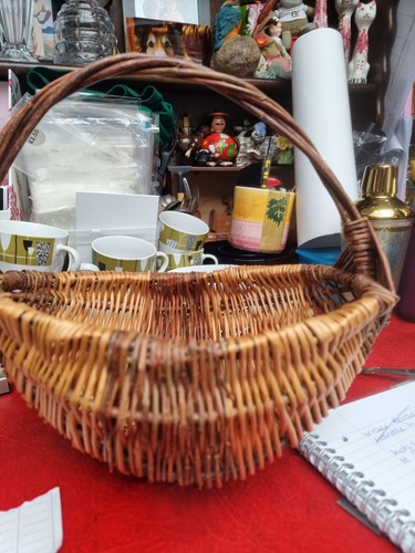 Oval shaped solid - piece, wicker