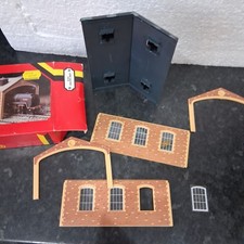 Hornby R504 Engine Shed.  Has