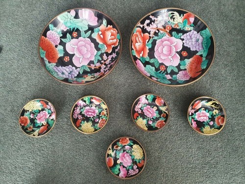 Flower decorated bowls - x,