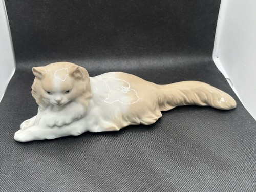 Nao lladro persian angora - by,