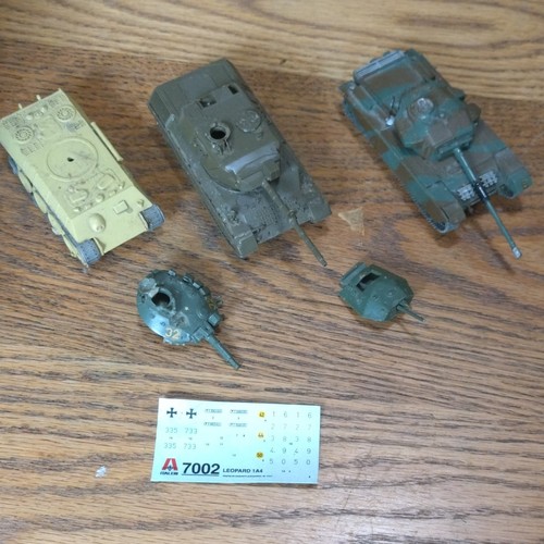 Three model tanks kit with - tanks,