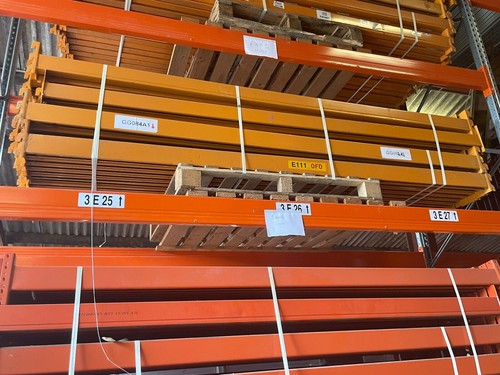 Heavy duty pallet racking