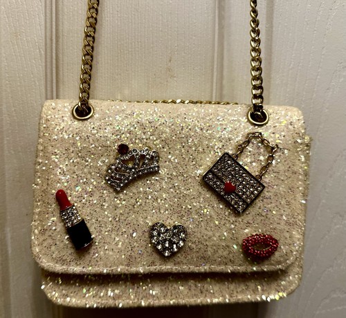 Children place glitter - place,