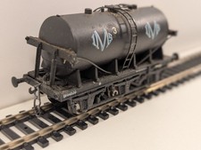 Lima 305642 6-Wheel Milk Tanker – Chain Coupling – OO Gauge