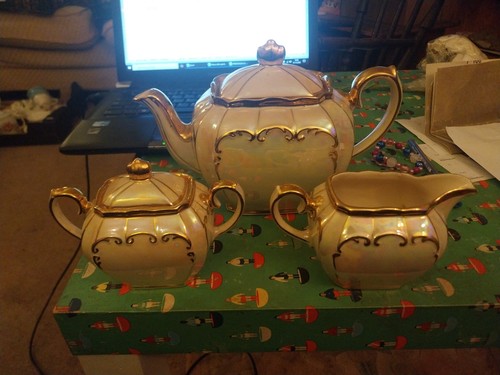 Sadler cream pearlesent teapot - sadler,