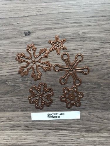 Set cut embossing - of,