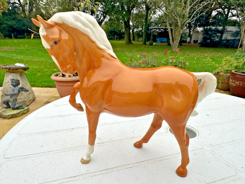 Beswick horse head tucked leg - head,