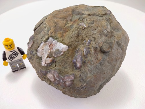 Unopened geode localized - 3.75",