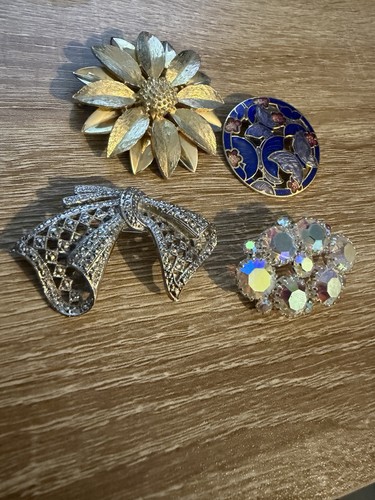 Vintage costume brooch - costume, lot